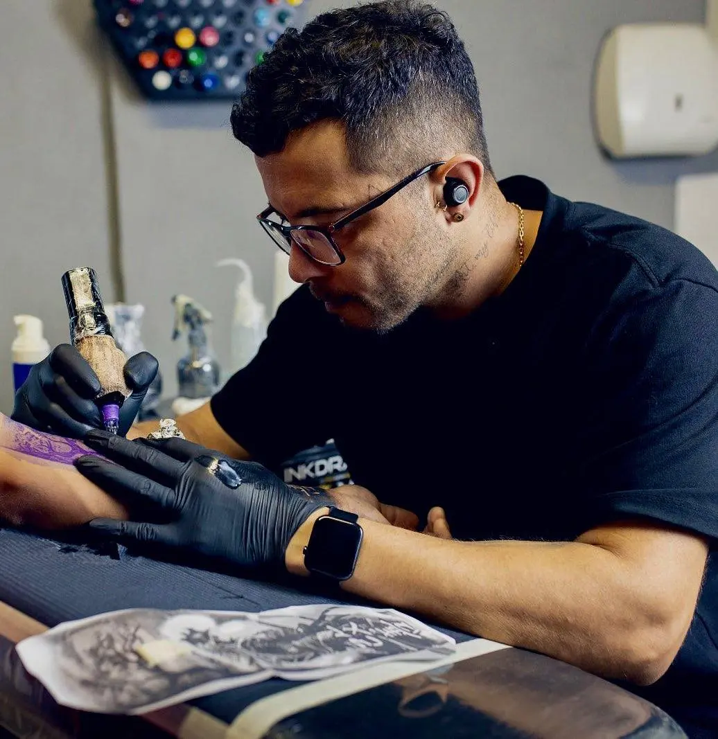 Carlos Alberto tatuando no studio B9 Tattoo