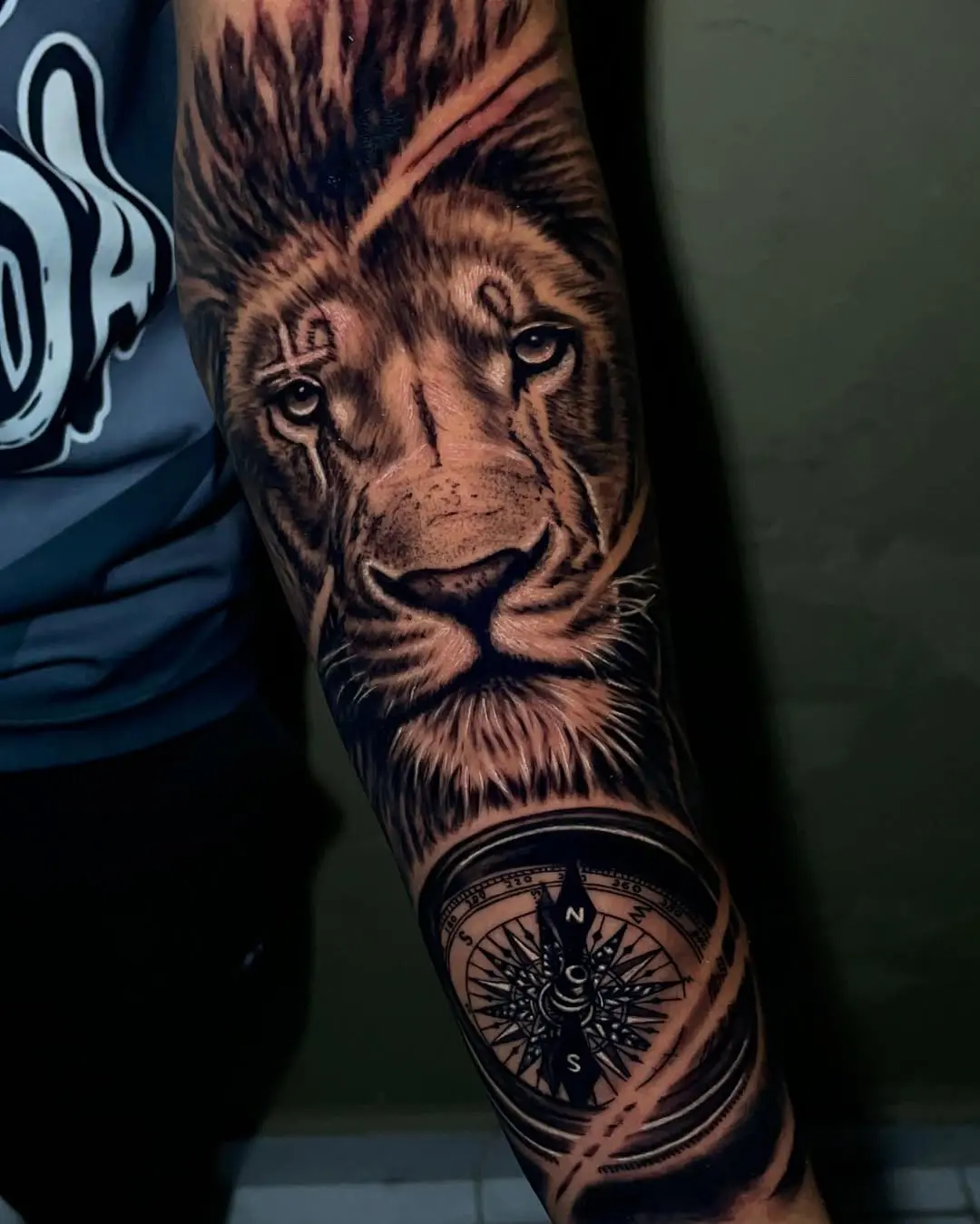 Tatuagem leão realismo com bússola