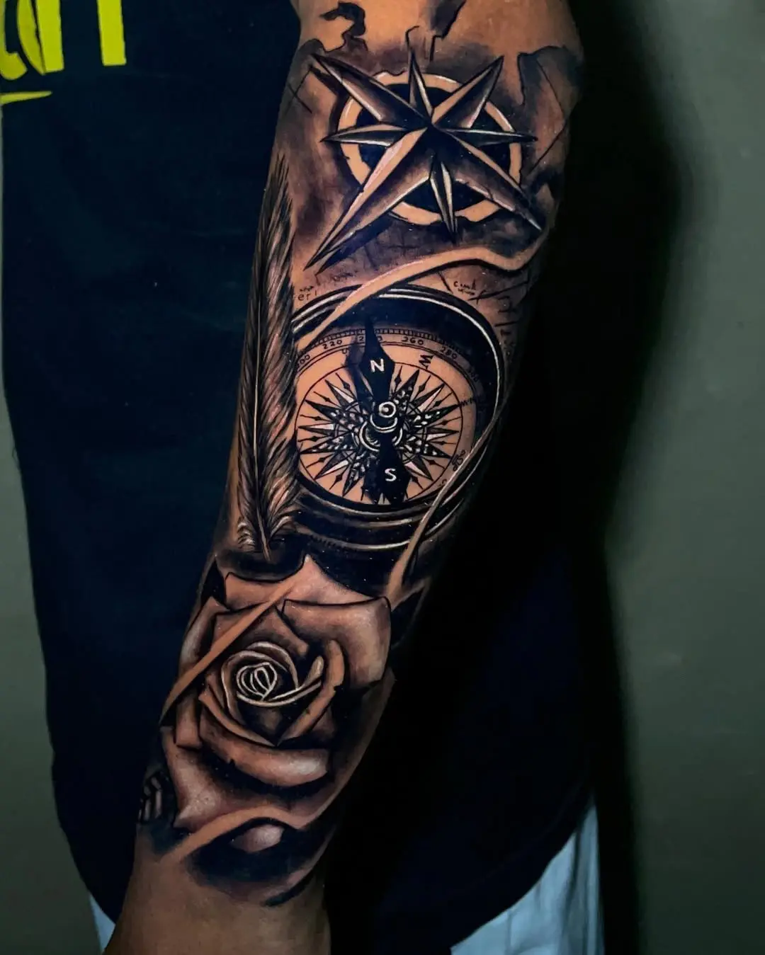 Tatuagem bússola, rosa e mapa